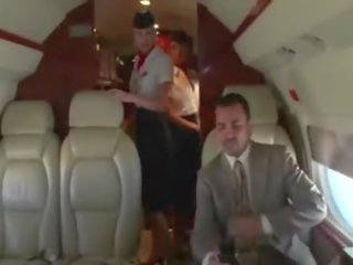 أقرن stewardesses مص هم clients شاق manhood في ال طائرة