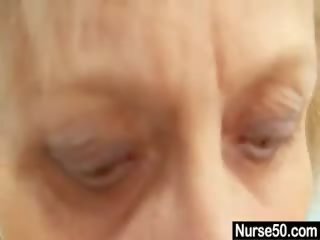ブロンド おばあちゃん 看護師 自己 試験 ととも​​に プッシー 散布機