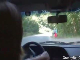 Γριά πόρνη παίρνει καρφωμένα σε ο αμάξι με ένα ξένος