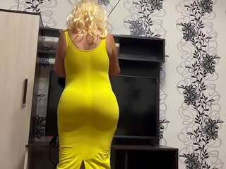 Stiefmoeder in een nauw jurk met een groot bips bochten op anaal x nominale film