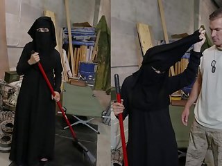 Tour no pakaļa - musulmaņu sieviete sweeping grīda izpaužas noticed līdz uzbudinātas amerikāņi soldier