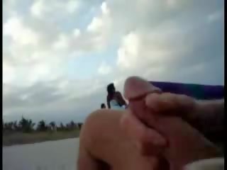 American turist labareala pe the plaja în timp ce femeie passing de vid