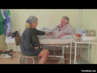 Dziadek pieprzy pielęgniarka podczas babunia onanizuje się