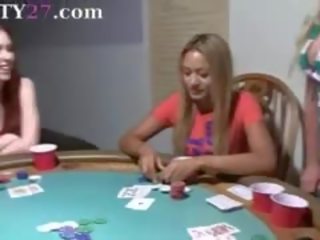 Giovane ragazze partner multipli su poker notte