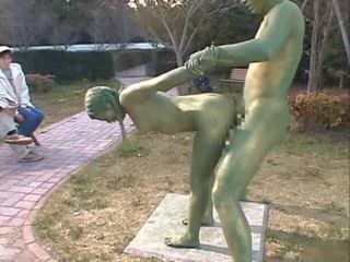 Azijietiškas pupytė yra a statue gauti dalis seksas