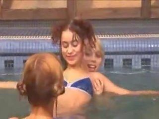 Enchanting lezboes v na plavanje bazen