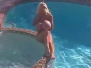 Napali videó dögös dusty superstacked bikini