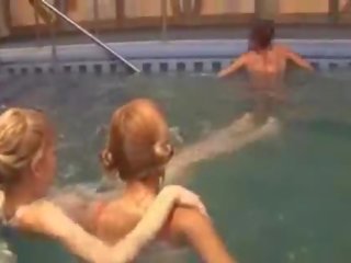 Voluptueux lesbos en la nage billard